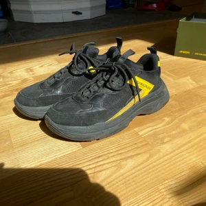 Calvin Klein sneakers (Marvin Low Top)  - Ett par coola svart-gula chunky sneakers i bra men använt skick. Riktigt bekväma, säljs enbart pga platsbrist. Är i storlek 42 men relativt stora i storleken. Nypris ca 1200kr BVSA!! 