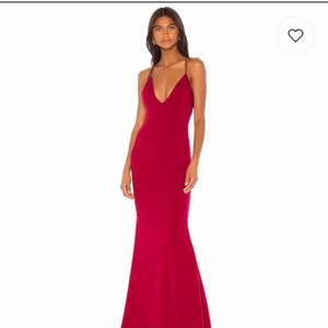 Säljer den här jättefina röda balklänningen från Revolve!! Köpte den av en tjej men den passade inte mig riktigt, jättefint och fräscht skick 🥰