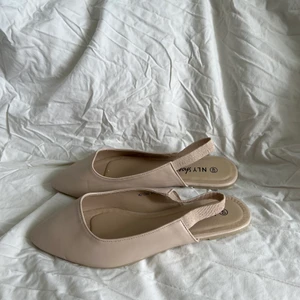 Beiga sandaler - Ett par beiga platta sandaler. Endast testade.