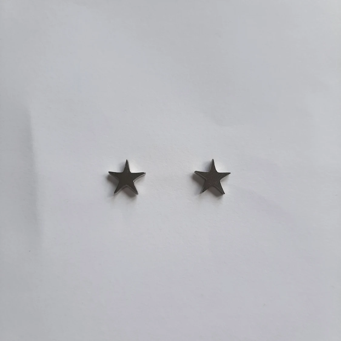 Silvriga stjärn örhängen