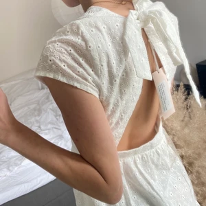 Studentklänning - Vacker vit somrig klänning som passar bra till studenten. Knytbar i ryggen, storlek S. Helt ny, lappar kvar.