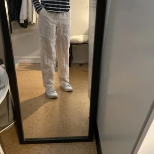 Linne byxor  - Linne byxor från hm som är väldigt trendiga och slutsålda. Sitter så snyggt!