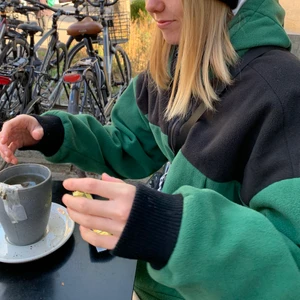 Fleece/jacka - Grön fleece/vårjacka från Urban outfitters. Strl M i herrsyrolek, men sitter som en XL för mig