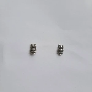 Uggle örhänger - Säljer dessa örhängen då de knappt har blivit använda. Jag rengör och spritar alla smycken innan de paketeras, de pakas även med bubbelplast. Det är pris + frakt.