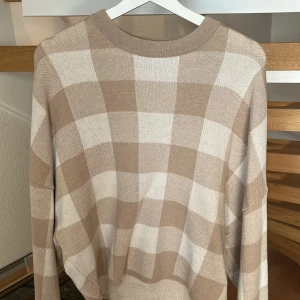 Stickad tröja  - Säljer denna i storlek S