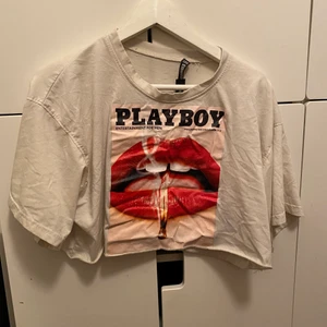 Playboy cropad top storlek 36 - Plagget är 1år. Knappt använt och i väldigt fint skick. 