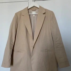 Beige Kavaj HM - Beige kavaj inköpt förra året, sparsamt använd.