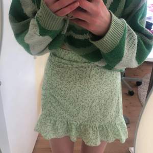 En fin grön blommig kjol med en liten scrunch. Säljer för att den är lite för tajt