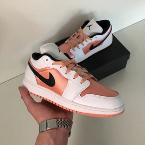 Jordan 1 Low - Light Madder Root - Jordan 1 Low - Light Madder Root⚡️ // Helt nya med originalbox, ds // Storlekar: 36.5, 37.5, 38, 38.5, 40 // Pris: 1249 kr // Skickas spårbart via PostNord på köparens bekostnad // Instagram @snkrheatofficial