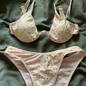 Rosa Bikini  - En ljusrosa jättesöt bikini men kommer inte till användning tyvärr, tvättar självklart innan den skickas. Storlek - M