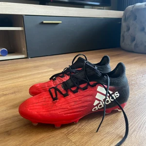 Fotbollskor - Säljer dessa fotbollskor då jag köpte nya och används dessa 5 gånger ungefär. Storlek 39(1/3). Köptes för 1299kr säljs för 300kr.