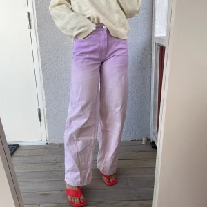 Rosa jeans - Superbekväma jeans som aldrig är använda! Frakt tillkommer 🥰 (jag är ca 1,62)