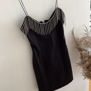 Zara klänning - Säljer den perfekta festklänningen. Tyvärr är den lite för liten för mig och har därför aldrig kommit till användning, fortfarande prislapp kvar. Kan skicka fler bilder om det önskas✨