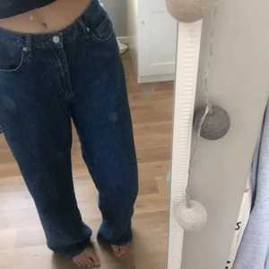 Vida jeans nakd - Högmidjade mörkblå jeans från na-kd, sitter som mid waist jeans på mig då dem är lite stora