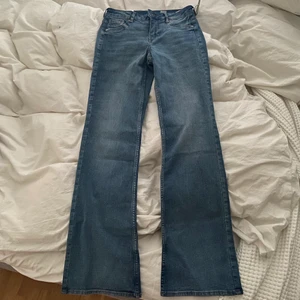 Lågmidjade jeans - Lågmidjade jeans som tyvärr va liiite för korta för mig därav säljer ja de (är 169) men supersköna i materialet och stretchiga jeans. Dessa är helt nya med prislappen kvar och alltså helt oanvända💕skriv för flera bilder💕