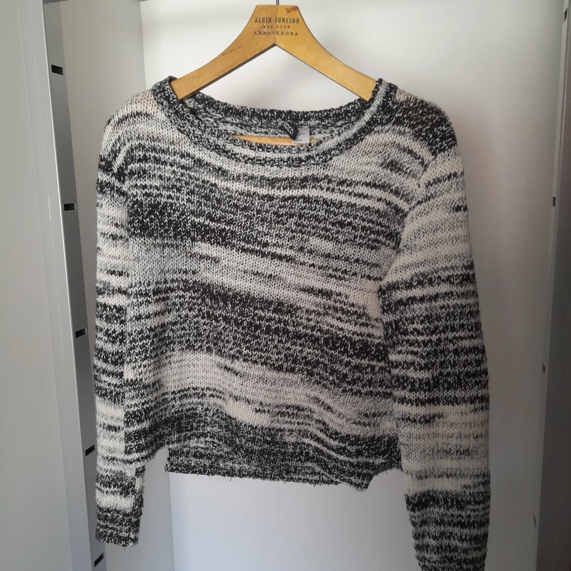 Stickad svart och vit tröja - 90
