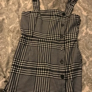 Klänning H&M - Används 1 gång 2020 men köpt 2019. Tajt klänning men skön i materialet. Slutar lite över knäna och jag är 169/170cm. Storlek: 36 Kan du mötas upp= 150kr Via leverans= 55+78kr