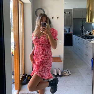 Sommarklänning  - Peeerfekta sommarklänningen!! Endast använt denna 1 gång då jag köpt fel storlek. Som ny!! Från Chiquelle. xs-s 