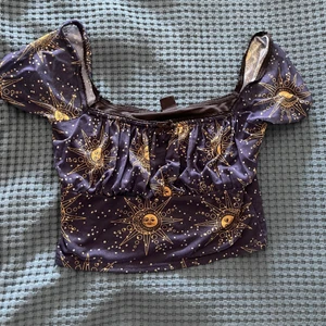 Crop top - Säljer denna fina topp ifrån Urban outfitters! Endast använd 1 gång! Det är storlek L men skulle säga att den sitter mer som S/M! ‼️Frakt tillkommer‼️