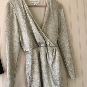 Klänningar - guldfärgad , svartfärgad  - Korta klänningar en i guld och en i svart - tyget är lite glansigt och passar utmärkt till tex nyår el julafton. Den tredje klänningen är en bomull enkel kort klänning som man kan ha på sig på en sommarvardag el ta ngt enkelt skärp till -redo för  kontoret. 