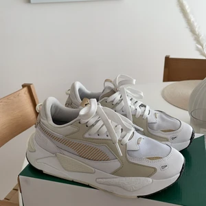 Puma  - Använda 2 gånger, puma white team gold i RS-Z modellen, köpta för 1200kr. Kan gå ner i pris vid snabb affär 