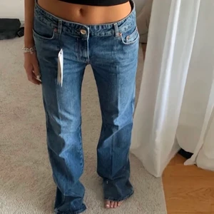 Zara jeans  - De populära jeansen ifrån zara med pressveck liknande ben, de är mid waist och stl 34 (lånade bilder)