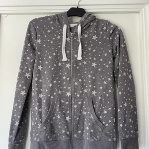 Kofta - En grå mysig kofta med fina stjärnor på:)     Lite tjockare och väldigt mysig och härlig.