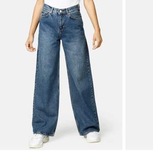 Snygga ”mörkblå” jeans från Junkyard som jag själv sprättat upp i nedre sömmen (se bild 3) då de både var för korta för mig samt att jag tycker det är en snygg detalj. Säljer då de inte kommer till användning. Köpta för 499kr, säljer för 200kr + 66kr frakt☺️💙 (Jag är 175cm lång)