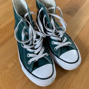 Gröna Converse - Gröna Converse i bra skick. Använda ett fåtal gånger. Skriv för fler bilder eller frågor. Köparen står för frakten!💕