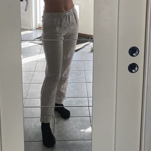 Linnebyxor - Säljer ett par beiga linnebyxor från HM som tyvärr var lite korta för mig som är 1.68!! Jättefina och knappt använda! 