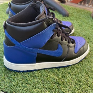 Nike Dunk High black old royal (2012) - Säljer nu mina dunks. Finns ingen box tyvärr och dom är i storlek 42.5