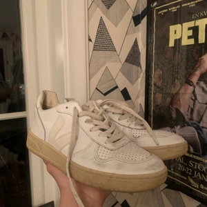 Veja skor strlk 39 - Använda veja skor i storlek 39 Utan box, lite slitna men sulorna är i bra skick och de ser bra ut på foten, de är inte rullade i hälen eller liknande. köpare betalar frakt om det skulle behövas. 