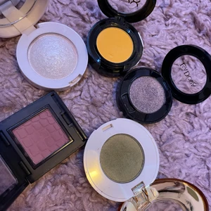 Oanvänd ögonskuggor - Allt för 120 Testat bara en gång.  Nytt pris:165  kr från ”makeup store”, mitt pris 30kr  Märke : NYX.  Nytt pris : 59kr , mitt pris 35kr.  Märke: Isadora .   Nytt pris 63kr, mitt pris 30kr.  Märke: Yummy eyes . Nytt pris  49kr, mitt pris 20kr.  Märke:Hm . Nytt pris49kr , mitt pris 20kr.