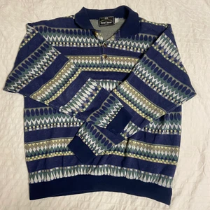 Tjocktröja, strl M  - Blå och grön tröja i storlek M, perfekt för grillkvällen eller som myslager under kallare kvällar. Fin och vintage. 