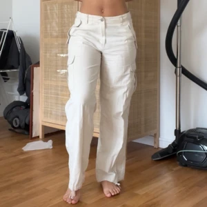 Lågmidjade linne/cargo byxor  - Världens snyggaste cargobyxor i linne och låg midja! Tyvärr för stora i midjan på mig 😭 Jag är 165cm lång och har ett midjemått på 69cm. Fraktkostnad på 57kr (spårbar frakt) tillkommer om du vill att jag ska posta byxorna❤️