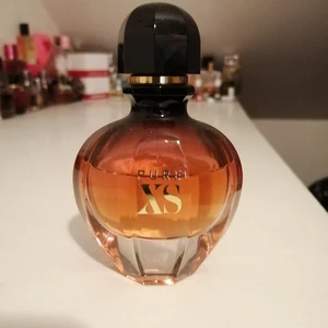 Paco Rabanne parfym - Paco Rabanne Pure XS parfym, 30 ml edp från början, kvarvarande mängd enligt bild. Detta är parfymen som har en orm ringlad runt toppen men det är på 50 ml flaskorna och uppåt så ingen tror denna är fejk 😅 säljes då jag tröttnat på den. Frakt tillkommer med 45 kr i postens påse 🦋