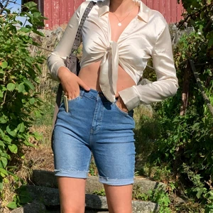 Silkes topp - En silkestopp/ skjortliknande som man knyter i fram. Superfin champangefärg. Väldigt lite ändvänd. Från Nelly storlek M men den är lite liten i storleken så mer som en S. Däremot eftersom det är knytning i fram kan man lite gran välja storlek så den funkar mellan xs-L skulle jag säga. 