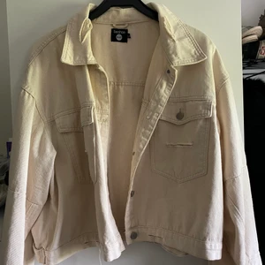 Vår/sommar jacka  -  Jacka från boohoo, säljer pga ingen användning av den. Bra skick, knappt använd! 