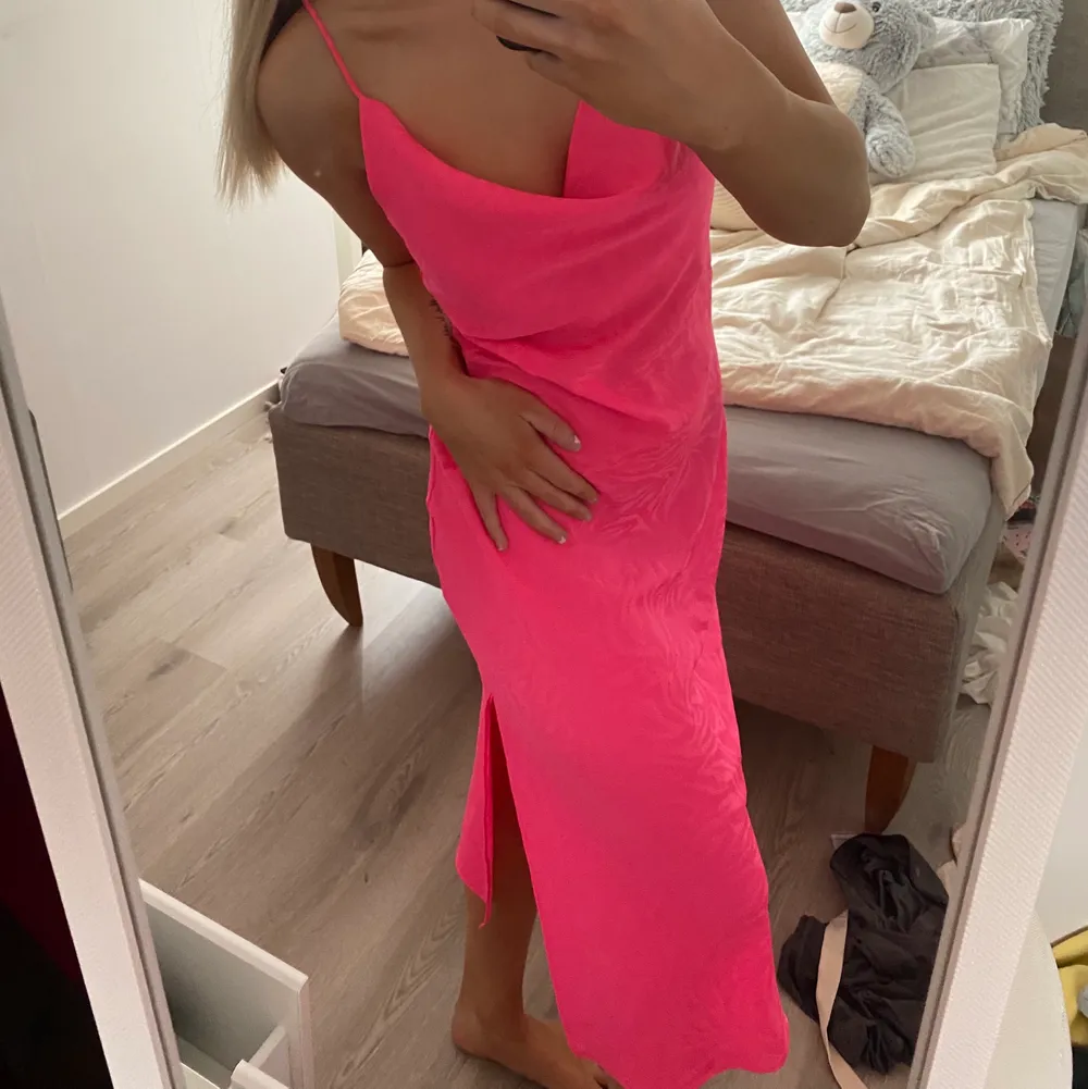 Skitsnygg skrik rosa klänning från New look och köpt på sellpy! Bara släpat i garderoben därför jag säljer! Storlek M men passar mig som är S💕✨Om ni har frågor så är det bara att höra av er!!. Klänningar.