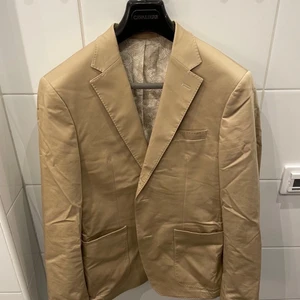 Beige kavaj/blazer - Nyskick. Kavaj från bläck. Storleken är 48 vilket motsvarar M.