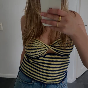 Randig bandeau topp - Randig bandeau topp i gult och blått med knytdetalj! 💛 i stl M men passar S-M. 