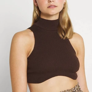 Missguided brun topp - Säljer denna fina bruna topp från missguided i storlek L. Har endast provat tröjan på! Fraktkostnad på 30kr tillkommer