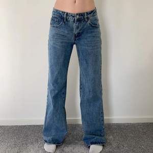 Ett par jeans i bra skick som aldrig är använda då de inte passar mig så bra. Min vän i bilden har midjemåttet ca 73 cm där byxorna sätter sig och de är lite stora för henne så skulle säga att de passar lite större midjor än hennes. Storlek S. Köpt på shein för ca 9 månader sedan. Väldigt bra kvalitet.