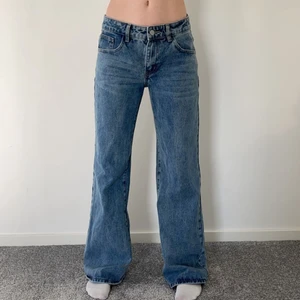 Lowrise jeans - Ett par jeans i bra skick som aldrig är använda då de inte passar mig så bra. Min vän i bilden har midjemåttet ca 73 cm där byxorna sätter sig och de är lite stora för henne så skulle säga att de passar lite större midjor än hennes. Storlek S. Köpt på shein för ca 9 månader sedan. Väldigt bra kvalitet.
