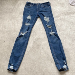 Hollister jeans  - Ett par Hollister jeans som jag råkade köpa 2st av men det är blå med håll i 