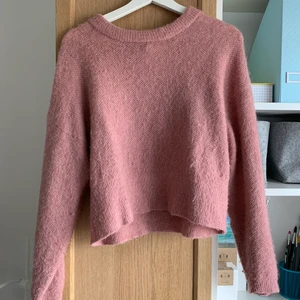 Tröja - Fin och enkel tröja gjord av ull. Storlek s/m. Köpare står för frakt. Ställ gärna frågor eller om ni är intresserade av att köpa!