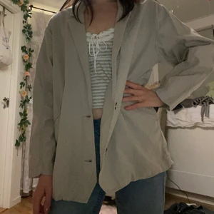 Beige blazer från Monki - Beige blazer/jacka från monki i storlek xs men i en ganska stor modell. Aldrig använd i mycket bra skick