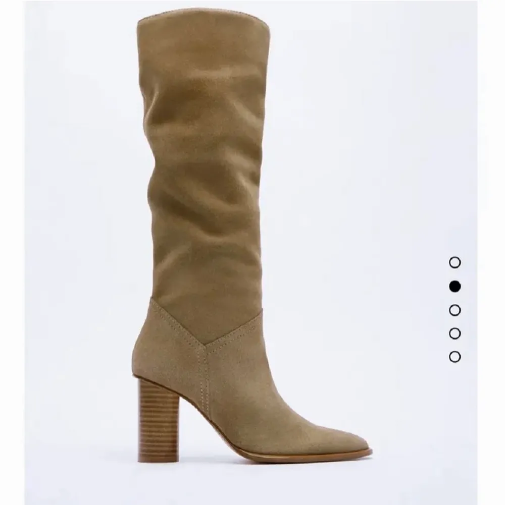 Säljer dessa Zara boots i brun mocka. Super snygga men kommer tyvärr inte till användning❤️ Endast använd en gång🥰 nypris:1150kr, köparen står för frakten (66kr)❤️. Skor.
