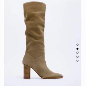 Säljer dessa Zara boots i brun mocka. Super snygga men kommer tyvärr inte till användning❤️ Endast använd en gång🥰 nypris:1150kr, köparen står för frakten (66kr)❤️
