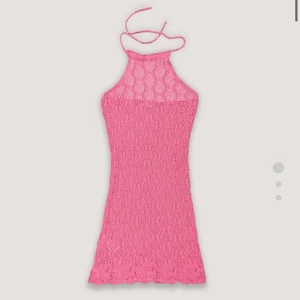 Sommar crochet klänning!  - Jag säljer nu denna söta crochet klänningen som är köpt i Italien för några veckor sen men den var för liten eftersom jag ej fick testa klänningen där och fick bara hoppas på det bästa när jag köpte den men tyvärr var det inte min lyckodag. Har råkat klipt av prislappen också eftersom jag ändå inte kunde lämna tillbaka. Det hade varit så snygg att ha en bikini under på stranden! Köptes för 300 kr. Ops! Köparen står för frakten💕